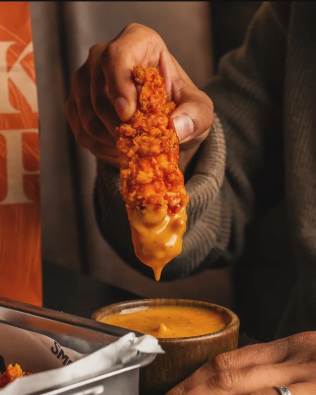 We see youuu staring 👀 You don’t have to eat with your eyes, find us in Bow & Leyton or If you’re feeling lazy you can find us on Uber Eats! Chilli mayo tenders, anyone? •••#smokeandpepper #tenders #food #foodinlondon #chicken #crispychicken