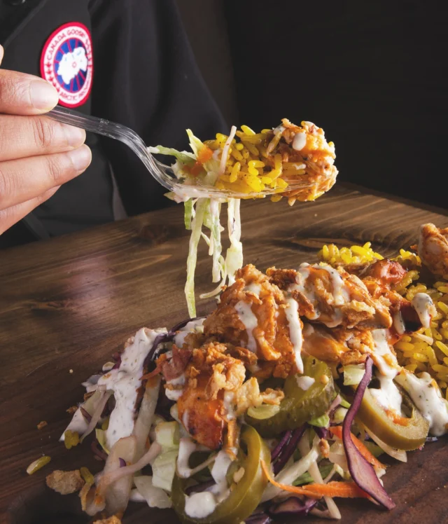 The Loaded Rice Bowl 😍 Rice seasoned in Peruvian spice mix, topped with freshly chopped salad (lettuce, cabbage, carrots, jala-peño, gherkins), layered with grilled chicken bites coated in our house sauce, garnished with crispy onion and a garlic mayo dressing. •••#smokeandpepper #food #rice #ricebowl #manchesterfood #manchestercity #londonfood