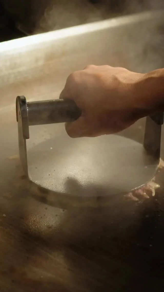 A true backyard classic turned Smoke & Pepper signature. Two smashed beef patties, seared to perfection and topped with sweet caramelised onions, all layered in a soft potato brioche bun. Finished with our rich house-made beef bacon jam, every bite brings smoky depth, a hint of peppery heat, and melt-in-your-mouth comfort, Oklahoma with Smoke & Pepper soul.• #smokeandpepper #oklahoma