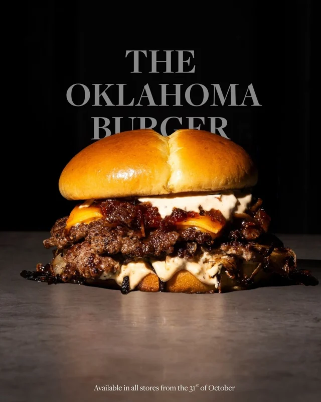 A true backyard classic turned Smoke & Pepper signature. Two smashed beef patties, seared to perfection and topped with sweet caramelised onions, all layered in a soft potato brioche bun. Finished with our rich house-made beef bacon jam, every bite brings smoky depth, a hint of peppery heat, and melt-in-your-mouth comfort, Oklahoma with Smoke & Pepper soul.•#smokeandpepper #oklahoma
